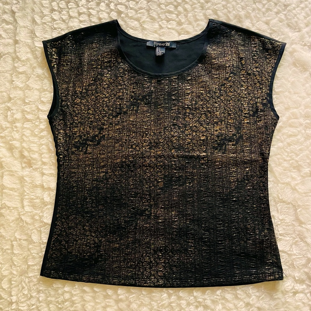 FOREVER 21: Women’s Pre-Owned size (S) black & gold short sleeve blouse.